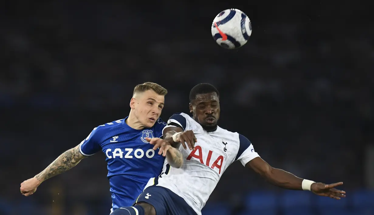 Bek Tottenham Hotspur, Serge Aurier berebut bola udara dengan bek Everton, Lucas Digne pada pertandingan lanjutan Liga Inggris di Goodison Park di Liverpool, Inggris, Sabtu (17/4/2021). Tambahan satu angka membuat Everton tetap di peringkat ke-8 dengan 49 angka. (Peter Powell / Pool via AP)