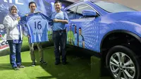 General Manager Marketing Strategy Nissan, Budi Nur Mukmin (kanan), saat melakukan peluncuran kemitraan global antara Nissan dengan Manchester City di ICE BSD, Tanggerang Selatan, Banten, Jumat (12/8/2016). (Bola.com/Vitalis Yogi Trisna)