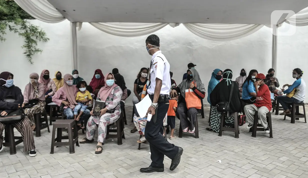 Orangtua dari anak penerima KJP menunggu antrean di Matraman, Jakarta, Selasa (24/11/2020). Program KJP merupakan akses bagi anak-anak di DKI Jakarta dari kalangan masyarakat tidak mampu untuk dapat menempuh pendidikan dari tingkat SD, SMP, hingga SMA/SMK/sederajat. (merdeka.com/Iqbal S. Nugroho)