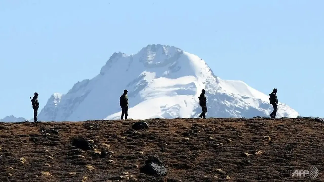 Personel Angkatan Darat India tetap waspada di jalur Bumla di perbatasan India-China di Arunachal Pradesh pada 21 Oktober 2012.
