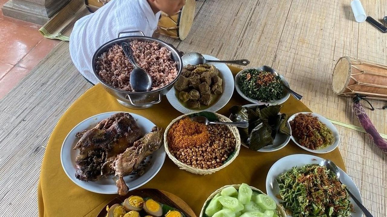 Selamat merayakan Hari Raya Galungan dan Kuningan untuk Happy Salma dan keluarga!<br>