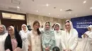 Sholat Ied bareng La Lembah Manah, Selvi Ananda kenakan kaftan dress lace hijau mint. Dipadu dengan kerudung berdetail bordir [@2gek_ayuhenirosan]
