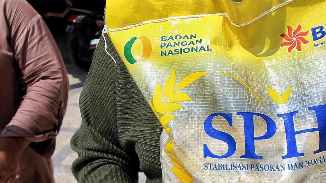 Saat ini pemerintah terus mendorong distribusi beras agar stoknya mencukupi di pasaran.
