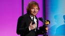 Penyanyi Ed Sheeran menerima penghargaan Best Pop Solo Performance untuk lagu 'Thinking Out Loud' pada Grammy Awards ke-58 di Los Angeles, Senin (15/2). Ed pertama kali masuk ke nominasi Grammy pada 2013 lewat hitsnya 'The A Team'. (REUTERS/Mario Anzuoni)