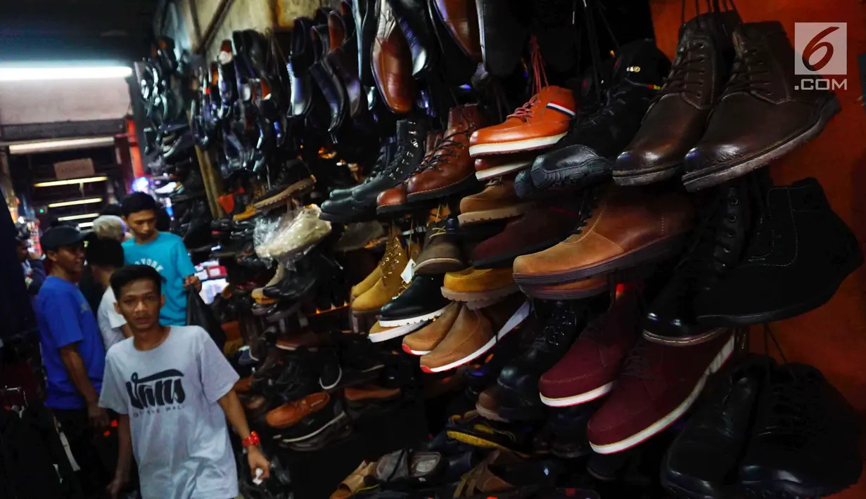 Pengunjung mencari sepatu di pusat perbelanjaan, Jakarta, Selasa (3/7). Asosiasi Persepatuan Indonesia (Asprisindo) meyakini pertumbuhan industri alas kaki lebih baik tahun ini yang didorong oleh realisasi beberapa pabrik baru. (Liputan6.com/Angga Yuniar)