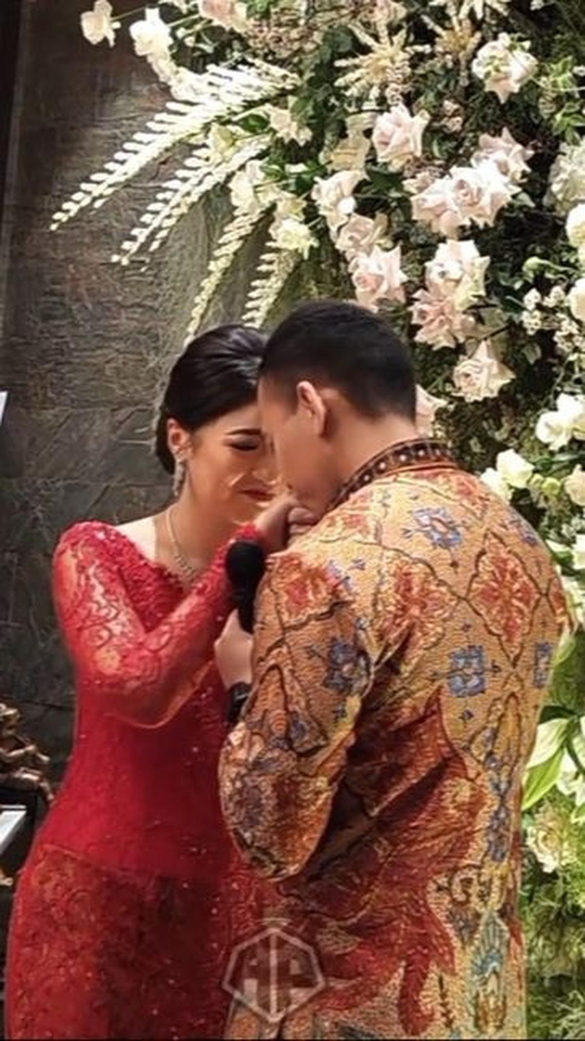 Iptu Hafiz kemudian mencium tangan Angela setelah lamarannya diterima. Momennya begitu romantis dan bikin baper.