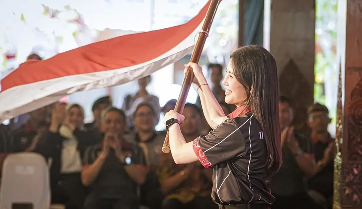 Beberapa waktu lalu, keduanya berada di kegiatan yang sama di Pelepasan Atlet Asian Para Games. Keduanya tampil cantik dengan gaya effortless mengenakan atasan polo shirt dengan sentuhan batik Mega Mendung [@angelatanoesoedibjo]