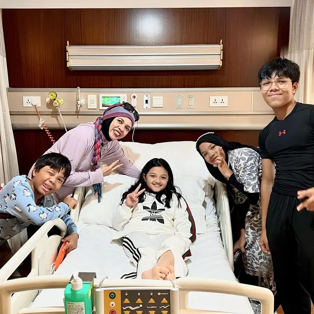 Jatuh dari Ketinggian 2 Meter, Ini 6 Potret Arsy Hermansyah Dijenguk Sahabatnya