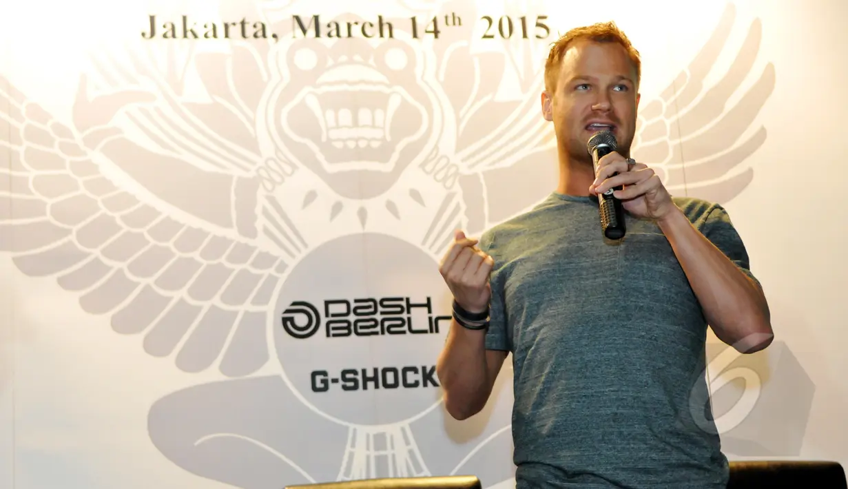 Pentolan grup music Dash Berlin, Jeffrey Sutorius (kanan) saat menghadiri peluncuran jam tangan edisi khusus G-SHOCK GA-400 Dash Berlin Edition, Jakarta, Minggu (15/3/2015). (Liputan6.com/Panji Diksana)