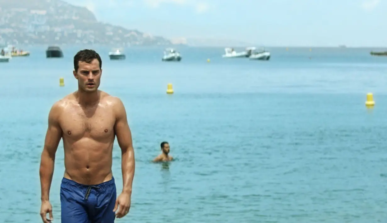 Penggemar Jamie mana sih yang nggak menunggu-nunggu film Fifty Shades of Freed? (HollywoodLife)