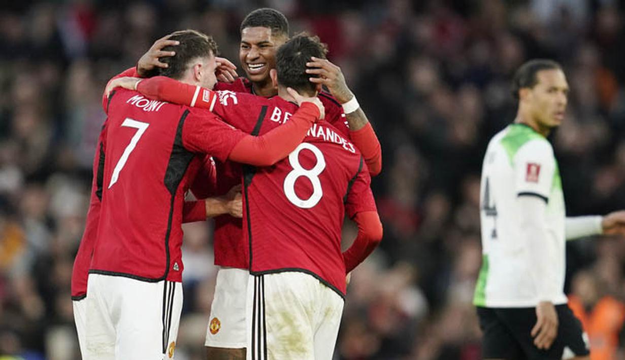 Pemain Manchester United merayakan kemenangan atas Liverpool pada babak perempat final Piala FA 2023/2024 di Old Trafford, Minggu (17/03/2024). (AP Photo/Dave Thompson)