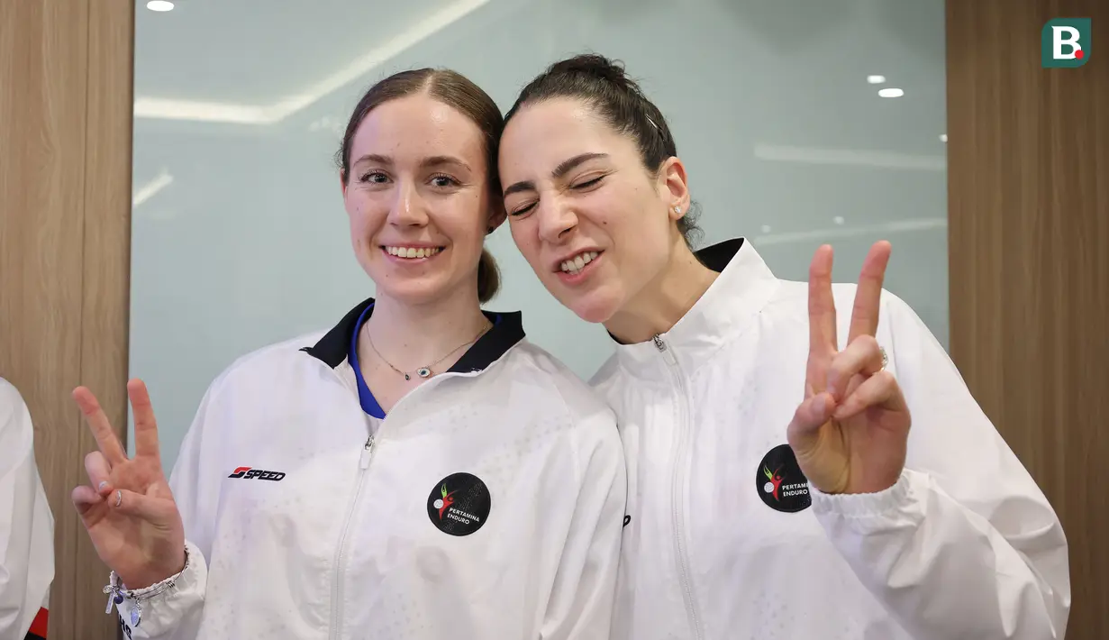 Dua pemain asing tim voli putri Jakarta Pertamina Enduro (JPE), Polina Shemanova (kiri) dan Giovanna Milana berfoto bersama pada acara peluncuran dan perkenalan tim Jakarta Pertamina jelang Proliga 2024 di Grha Pertamina, Jakarta, Rabu (17/4/2024). (Bola.com/Abdul Aziz)