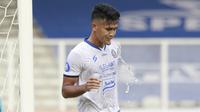 Pemain Arema FC, Muhammad Rafli saat melawan Persipura Jayapura dalam laga pekan ke-5 BRI Liga 1 2021/2022 di Stadion Madya, Jakarta, Rabu, (29/9/2021). Arema FC menang 1-0. (Bola.com/ M Iqbal Ichsan)