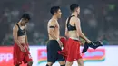 Pemain Timnas Indonesia, Justin Hubner (kanan) berbincang dengan pemain Jepang, Wataru Endo setelah bertukar jersey pada akhir laga lanjutan putaran ketiga Grup C Kualifikasi Piala Dunia 2026 di Stadion Utama Gelora Bung Karno (SUGBK), Senayan, Jakarta, Jumat (15/11/2024). (Bola.com/Bagaskara Lazuardi)