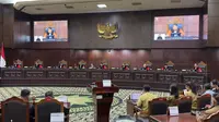 Ketua Mahkamah Konstitusi (MK) Anwar Usman memimpin sidang putusan uji materi Pasal 169 huruf q Undang-Undang Nomor 7 Tahun 2017 tentang Pemilihan Umum (Pemilu) terkait batas usia capres-cawapres di Jakarta, Senin (16/10/2023). (Nanda Perdana/Liputan6.com).