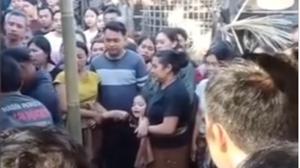 Tangis Histeris Anak Depan Jasad Ayahnya Tewas Dikeroyok Usai Dituduh Curi Ayam
