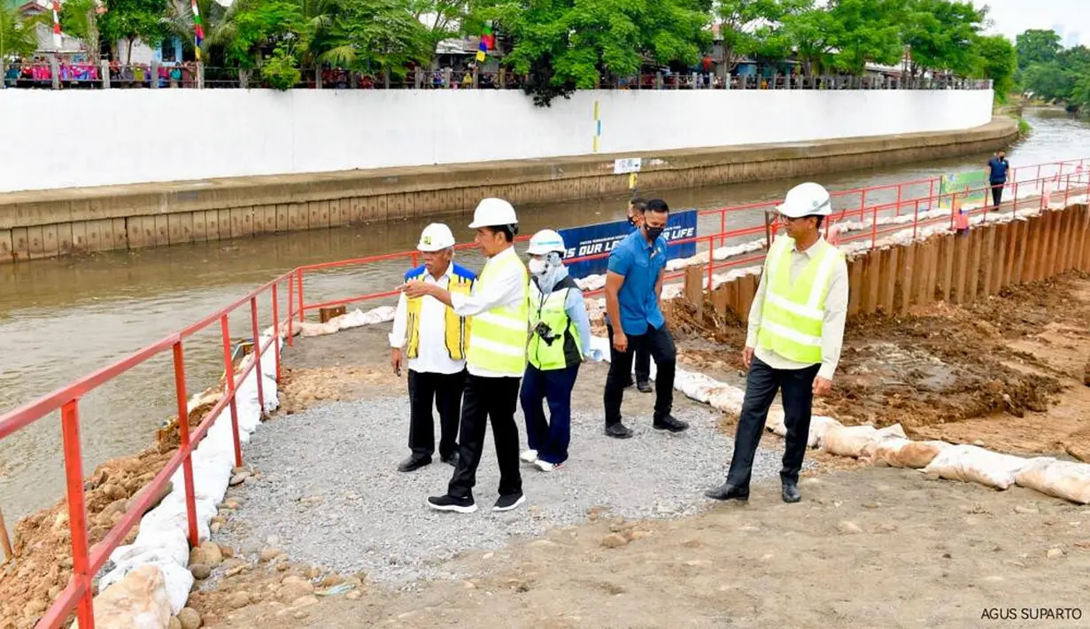 Presiden Joko Widodo (Jokowi) ditemani oleh Menteri PUPR Basuki Hadimuljono dan Penjabat (Pj) Gubernur DKI Jakarta Heru Budi Hartono meninjau pembangunan sodetan dari Sungai Ciliwung menuju Kanal Banjir Timur (KBT), Selasa (24/11/2023). Jokowi menargetkan pembangunan Sodetan Kali Ciliwung rampung pada April mendatang. (FOTO: Agus Suparto/Biro Pers Istana Kepresidenan)