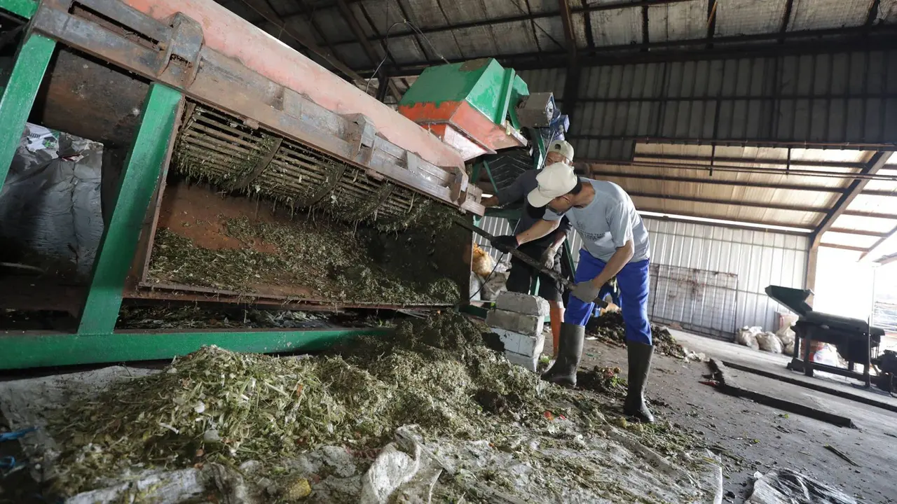 Bakar sampah pakai insinerator atau mesin tungku pembakaran perlu perhatikan syarat ketat. Karena pembakaran sampah melalui insinerator adalah munculnya senyawa furan dan dioksin yang bisa bahayaakn kesehatan. (Foto: Pemkot Bandung)