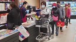 Orang-orang memakai masker saat berbelanja di supermarket di Taipei, Taiwan, Senin (20/2/2023). Meski Taiwan mencabut aturan masker di dalam ruangan, di jalanan Taipei dan di gedung perkantoran, banyak orang tetap memakai penutup wajah. (AP Photo/Chiang Ying-ying)