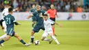 Pemain timnas Uruguay Luvcas Torreira berebut bola dengan striker timnas Argentina, Sergio Aguero dalam laga persahabatan di Stadion Bloomfield, Tel Aviv, Israel, Senin (18/11/2019). Skor berakhir 2-2, dengan penalti Lionel Messi menghindarkan timnas Argentina  dari kekalahan. (AP/Ariel Schalit)