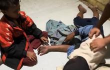 Tinggal Berdua di Rumah Sederhana, Bocah Laki-Laki Panik Nangis Minta Tolong ke Tetangga Ayahnya Dikira Wafat