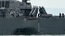 Lambung kiri kapal perang USS John S. McCain usai tabrakan dengan kapal tanker Alnic MC berbendera Liberia di Selat Malaka, sebelah timur Singapura, (21/8). Sepuluh pelaut hilang dan lima lainnya terluka akibat kejadian ini. (AFP Photo/Roslan Rahman)