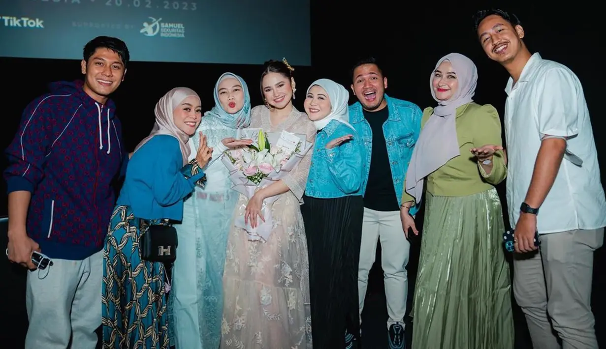 Meski Geng Mamayu baru dibentuk, namun kedekatan dan persahabatan anggota Geng Mamayu seperti sudah terjalin sejak lama. Lima anggotanya tampil cantik, warganet salah fokus dengan lima artis ternama Tanah Air ini. Senang acara gala premiere film barunya dihadiri Geng Mamayu, kebahagiaaan terpancar jelas di wajah pemeran Cathy di film Bismillah Kunikahi Suamimu itu. (Liputan6.com/IG/@melodylaksani92)
