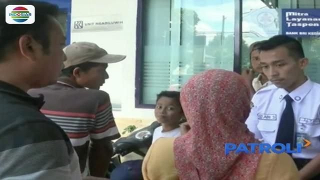 Puluhan nasabah berkerumun di depan kantor sebuah bank di Kediri. Mereka meminta pertanggung jawaban pihak bank, karena saldo mereka hilang tanpa sebab hingga Rp 10 juta.