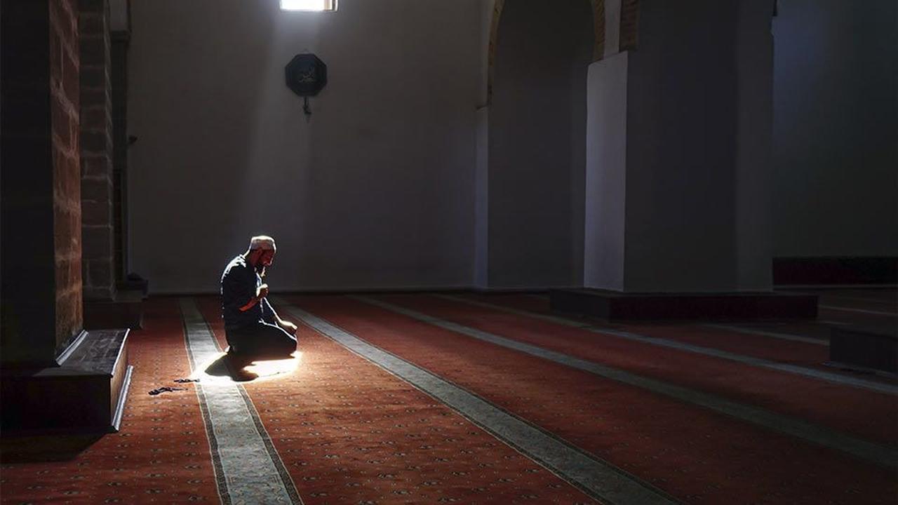 Cerita Cowok yang Mau Tinggalin Salat Karena Tak Ada Sarung & Pakai Celana Pendek, 'Jangan Dahului Takdir Allah ya Kawan