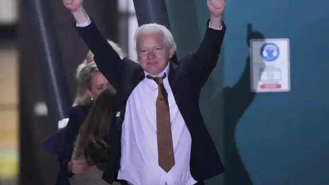 Pendiri Wikileaks Julian Assange setelah mendarat di pangkalan udara RAAF Fairbairn di Canberra, Australia Rabu, 26 Juni 2024.(AP/Rick Rycroft)