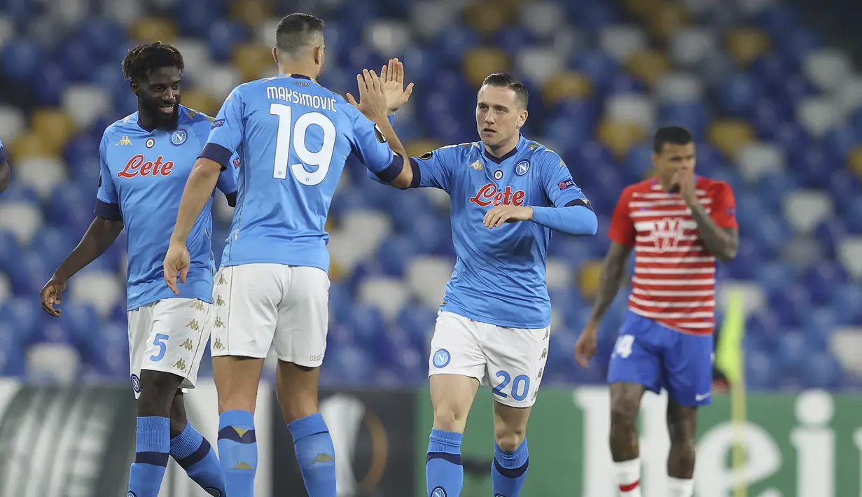 Gelandang Napoli, Piotr Zielinski (kanan) bersama rekan setim merayakan gol pertama yang dicetaknya ke gawang Granada dalam laga leg kedua babak 32 Besar Liga Europa 2020/21 di Diego Armando Maradona Stadium, Kamis (25/2/2021). Napoli menang 2-1 atas Granada. (LaPresse via AP/Alessandro Garofalo)