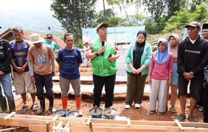 Wakil Ketua DPR Cucun Ahmad Syamsurijal melakukan peletakan batu pertama pembangunan rumah relokasi bagi warga terdampak bencana longsor di Kabupaten Bandung, Jawa Barat. (Dokumentasi PKB)