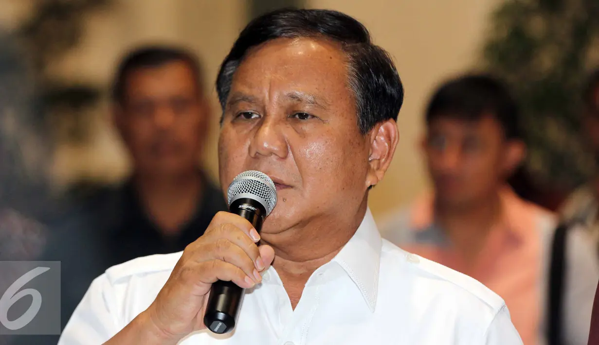 Prabowo Subianto memberikan keterangan pers usai melakukan pertemuan tertutup KMP, Jakarta, Kamis (3/9/2015). Pertemuan tersebut membahas PAN yang bergabung dengan Pemerintah (Liputan6.com/Helmi Afandi)
