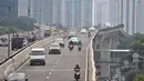 Pengendara sepeda motor nekat melintasi JLNT Casablanca, Jakarta, Kamis (23/3). Meski ada rambu larangan melintas, sejumlah pengedara motor tetap nekat melintasi jalan layang tersebut. (Liputan6.com/Yoppy Renato)