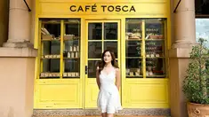 Tampil dengan gaya yang simpel, sosok Salshabilla Adriani nampak menawan dengan dress mini putihnya saat berpose di depan sebuah kafe. Selalu khas dengan gaya rambut panjangnya, banyak para penggemar yang memuji penampilannya tersebut. (Liputan6.com/IG/@salshabillaadr)
