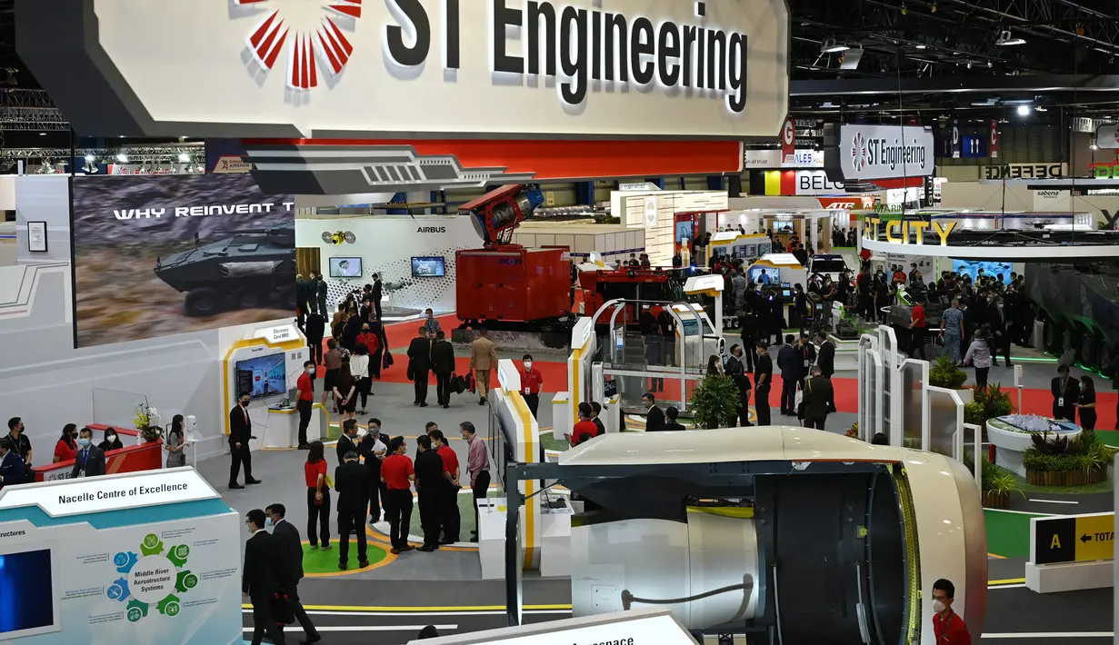 Pengunjung berkumpul di Paviliun ST Engineering saat Singapore Airshow 2022 di Singapura, Selasa (15/2/2022). Singapore Airshow 2022 dimulai pada hari ini hingga 18 Februari. (ROSLAN RAHMAN/AFP)