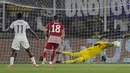 Kiper Olympiakos, Konstantinos Tzolakis melakukan penyelamatan saat menghadapi Fiorentina pada laga final Europa Conference League 2023/2024 di OPAP Arena, Athena, Yunani, Rabu (29/5/2024). (AP Photo/Thanassis Stavrakis)