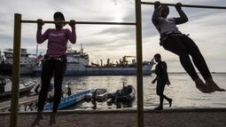 Para atlet layar melakukan pemanasan saat pelatnas di Bahtera Jaya, Jakarta, Kamis (24/5/2018). Cabang layar menargetkan dua medali emas pada Asian Games 2018. (Bola.com/Vitalis Yogi Trisna)