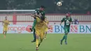 Andri Muladi menghalau bola dari pemain Bhayangkara FC, Dendi Sulistyawan pada laga Gojek Liga 1 bersama Bukalapak di Stadion PTIK, Jakarta, Rabu (11/7/2018). Bhayangkara FC bermain imbang 3-3. (Bola.com/Nick Hanoatubun)