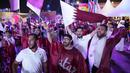 Pendukung Timnas Qatar memadati area Hayya Fan Zone saat menyaksikan pembukaan Piala Dunia 2022 pada Minggu (20/11/2022). (AP/Lee Jin-man)
