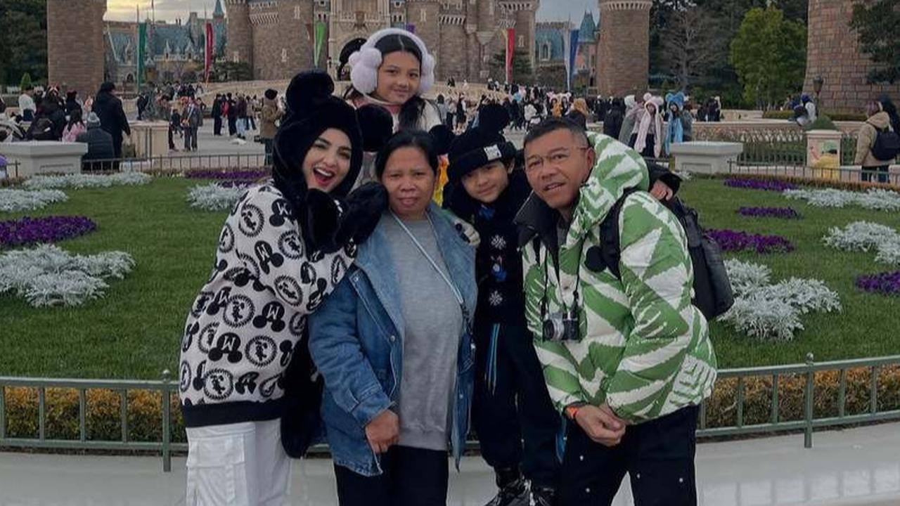 Potret Suwarsihan Pengasuh Arsy Hermansyah Diajak Liburan Anang & Ashanty ke Jepang, Bahagia Banget