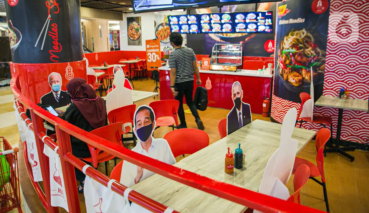 Banner bergambar karakter kepala negara terlihat di Restoran Hulu Hulu, Mall Kuningan City, Jakarta, Senin (1/3/2021). Banner bergambar tersebut berguna untuk pembatas bagi pengunjung yang makan di tempat saat pandemi. (Liputan6.com/Faizal Fanani)