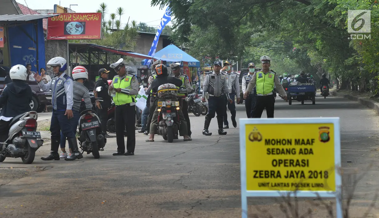 Petugas Polantas dan Dishub mencegat kendaraan roda dua dalam Operasi Zebra Jaya 2018 di kawasan Cinere, Depok, Selasa (30/20). Kegiatan Operasi Zebra 2018 ini berlangsung hingga 12 November 2018 secara serentak se-Indonesia. (Merdeka.com/Arie Basuki)