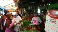 Calon Gubernur Jatim Khofifah Indar Parawansa saat meninjau pasar Taman, Sidoarjo, Jawa Timur, Rabu (28/2/2018). (Istimewa)