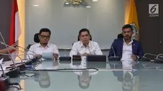 Sekretaris FPG Adies Kadir (tengah) bersama Wasekjen Partai Golkar Ace Hasan Sadzily dan Wasekjen Partai Golkar Maman Abdulrahman memberikan keterangan di Komplek Parlemen Senayan, Jakarta, Rabu (15/5/2019). Fraksi Partai Golkar menolak pembentukan pansus Pemilu 2019. (Liputan6.com/Johan Tallo)