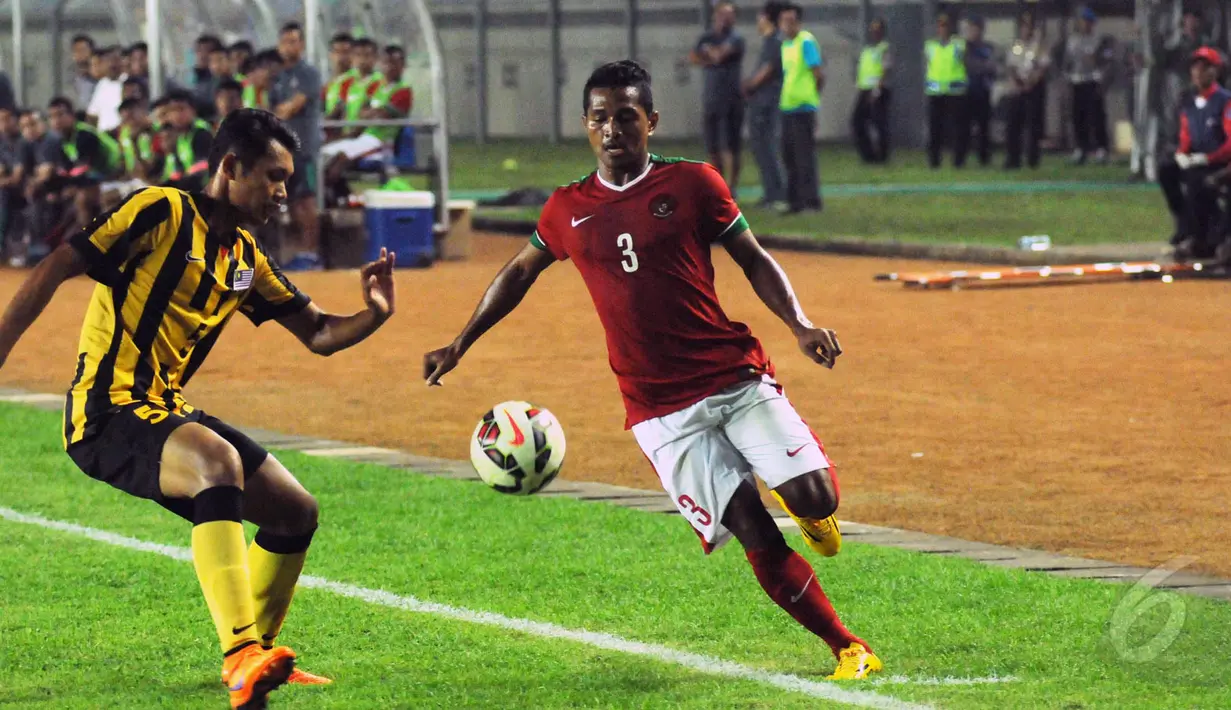 Pemain Timnas Indonesia U-23, Abduh Lestaluhu (kanan) mencoba melewati M Syazwan Tajudin (Malaysia U-23) saat laga uji coba di Stadion Si Jalak Harupat, Bandung, Kamis (21/5/2015). Indonesia unggul 1-0 atas Malaysia U-23. (Liputan6.com/Helmi Fithriansyah)
