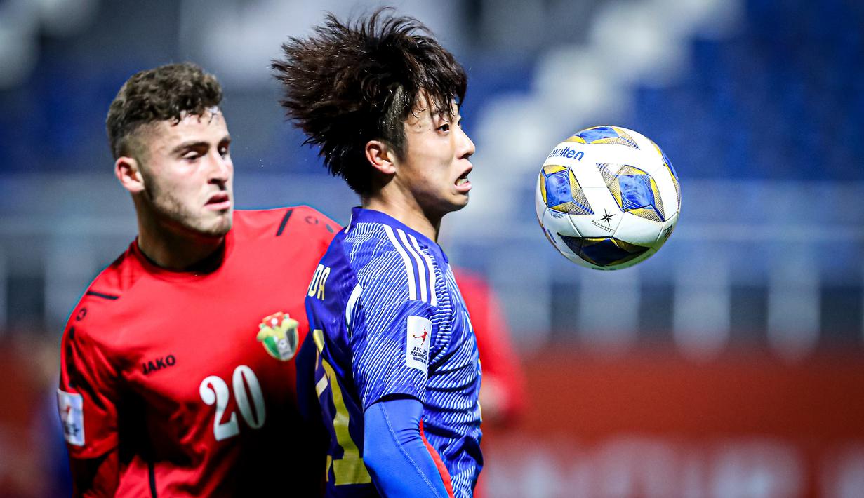 Pemain Jepang U-20, Hidemasa Koda (kanan) menguasai bola dibayangi pemain Yordania U-20, Ali Ahmad Azaizeh pada laga perempatfinal Piala Asia U-20 2023 di Lokomotiv Stadium, Tashkent, Uzbekistan, Minggu (12/3/2023). (AFC/Sayed Husain Ibrahim)