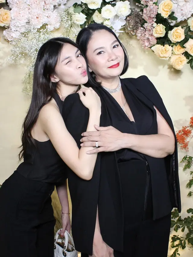 6 Potret Dian Nitami dan Sasi Asmara Kondangan Bareng, Ibu Anak Kompak