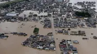 Gambar dari udara menunjukkan rumah-rumah terendam banjir yang melanda Kurashiki, Prefektur Okayama, Jepang, Minggu (8/7). Kerusakan diperparah dengan terjadinya tanah longsor di sejumlah tempat. (STR/JIJI PRESS/AFP)