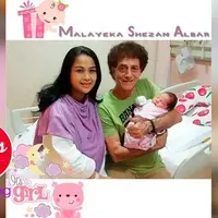 Marini Zumarnis menjenguk putri Ahmad Albar di Rumah Sakit Pondok Indah, Jakarta Selatan.